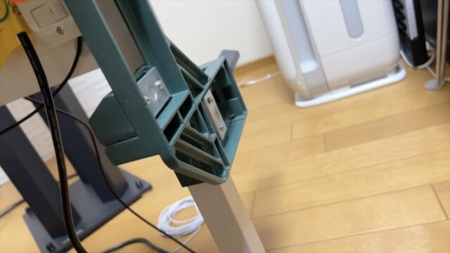 コーナークランプを直角ガイドとして使用してい様子