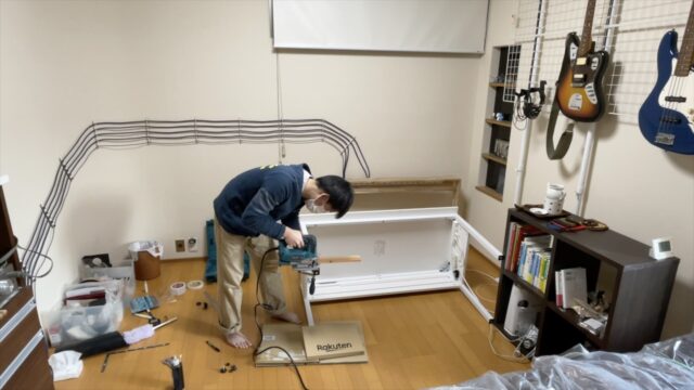 ジグソーでパソコンデスクの脚を切っている姿