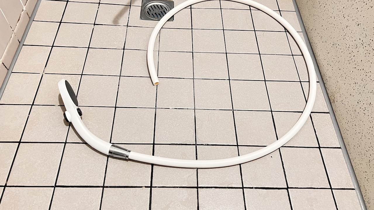 調圧弁を付けなかったために壊れたシャワーホース