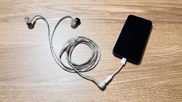 SE215をiPhoneに接続した様子