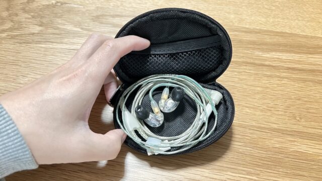 SE215付属のポーチを開いたところ