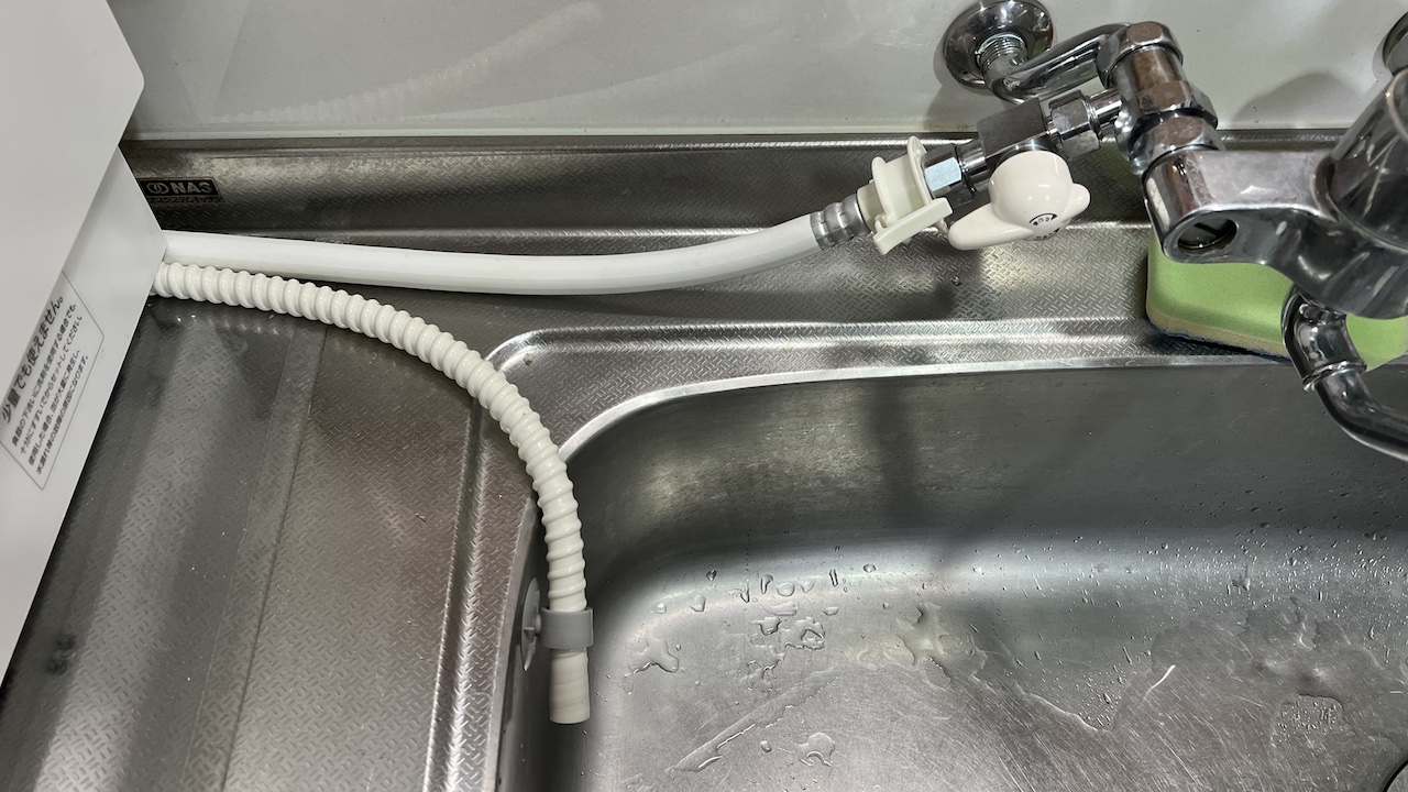 給水ホースと排水ホースの接続の様子2