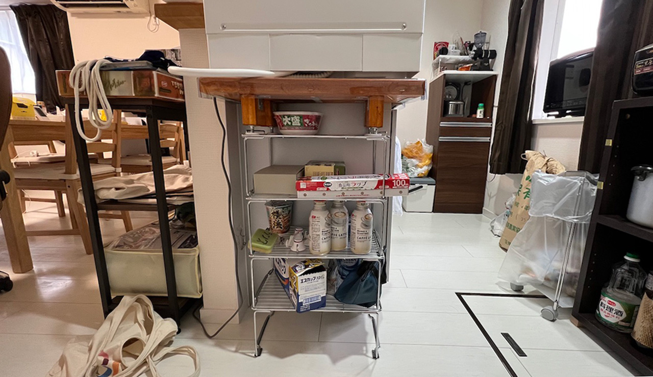 既製品の棚と自作置き台を使って食洗機の設置スペースにした様子