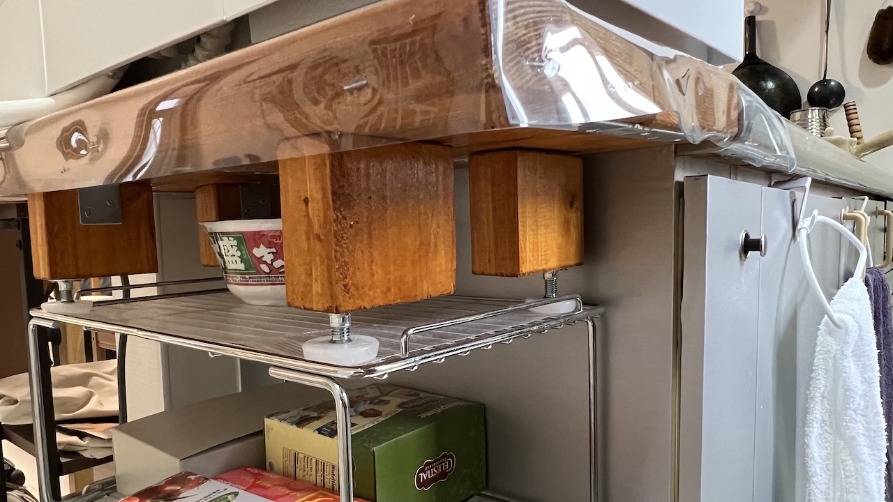 自作の置き台のアジャスターの様子