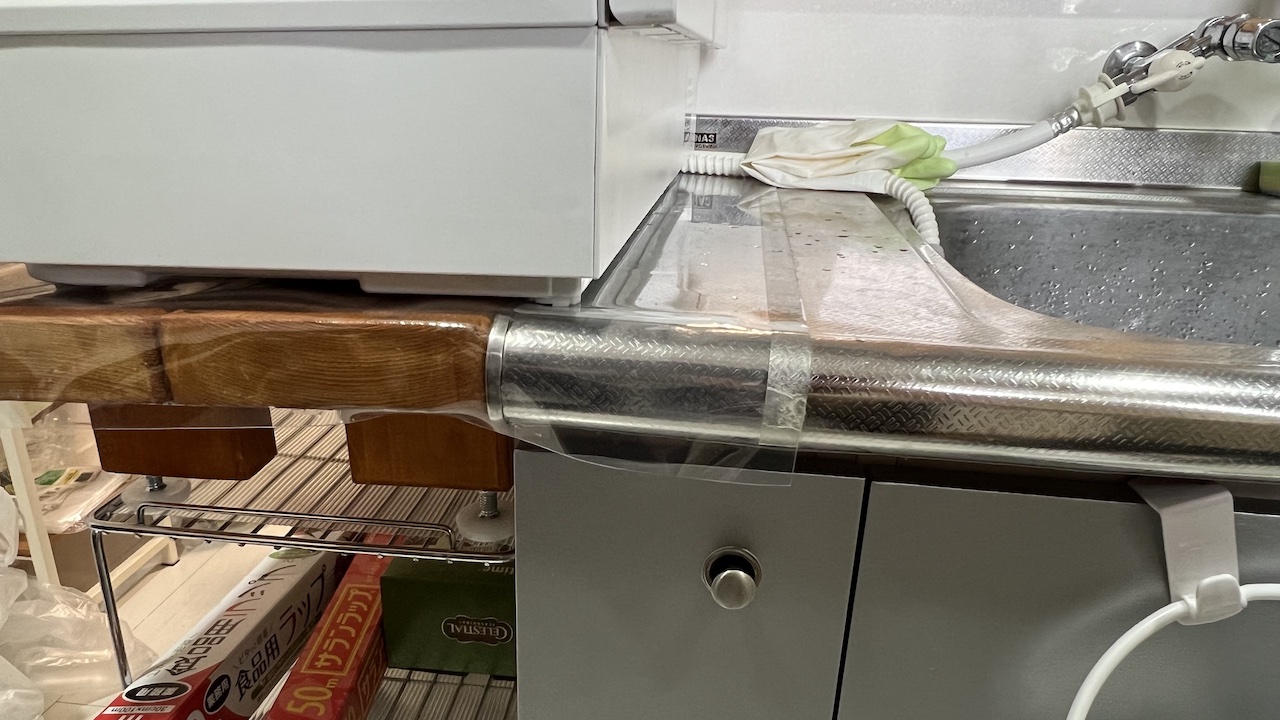 自作の置き台をシンクに両面テープで固定した様子