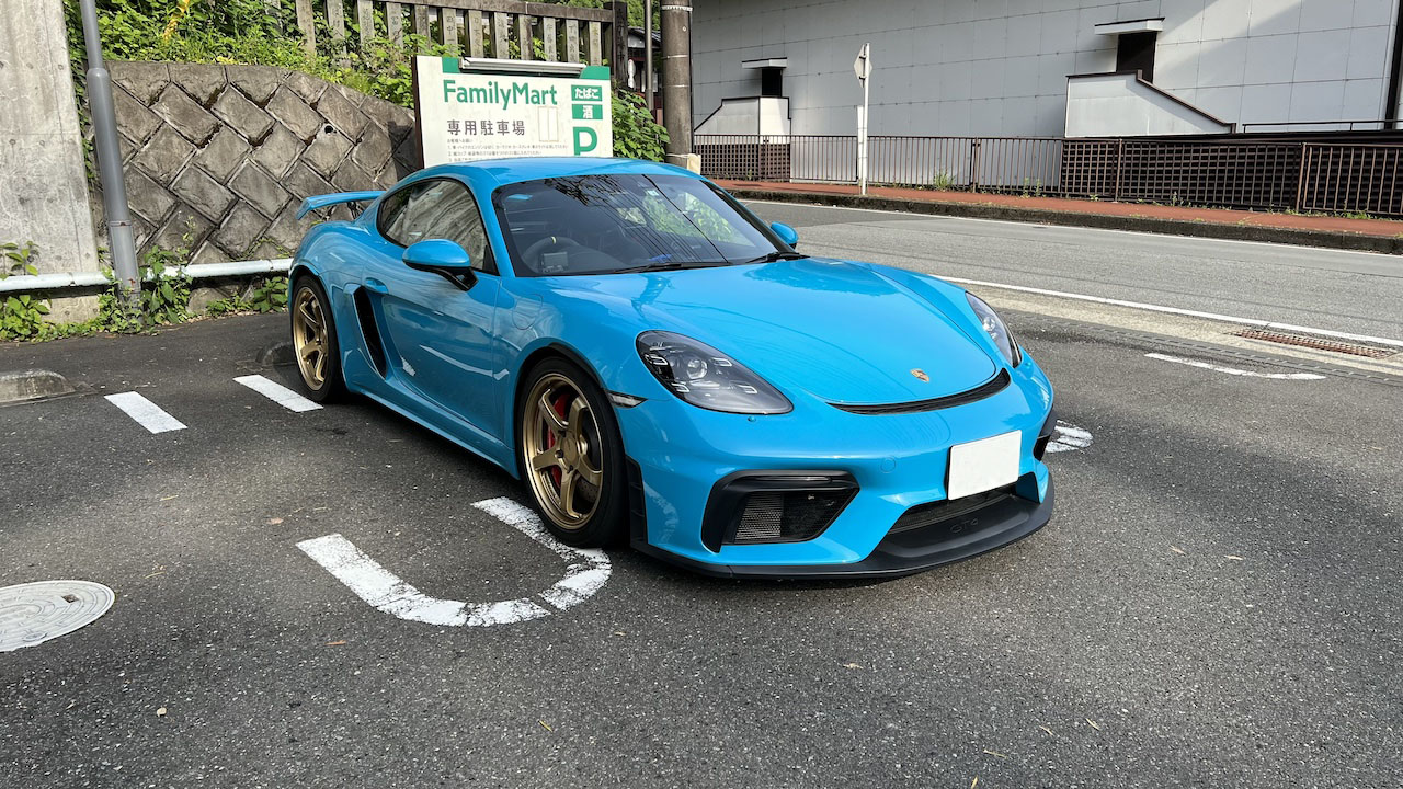 ポルシェ 718 Cayman GT4（斜め前から）