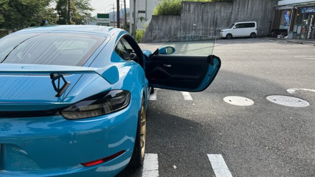 718Cayman GT4のドアを全開にした様子