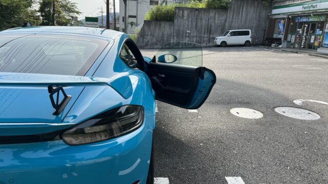 718Cayman GT4のドアを1段目で止めた様子