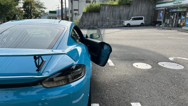 718Cayman GT4のドアを1段目で止めた様子
