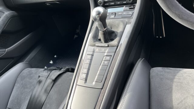 718CaymanGT4のセンターコンソールの様子