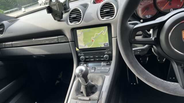 718CaymanGT4のナビ周りの様子