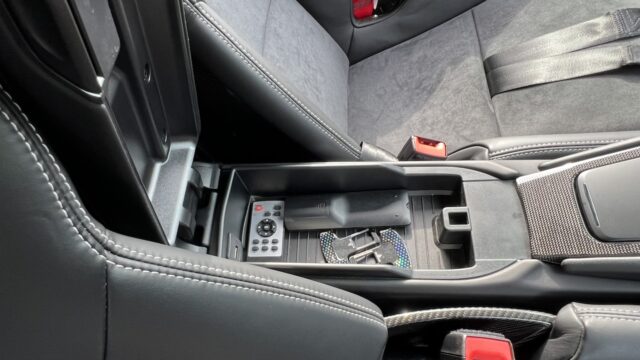 718CaymanGT4のアームレストの収納