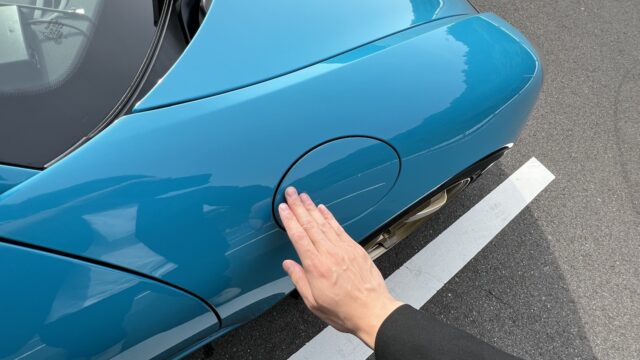 718Cayman GT4の給油口が閉じている様子