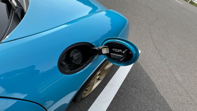 718Cayman GT4の給油口が開いている様子