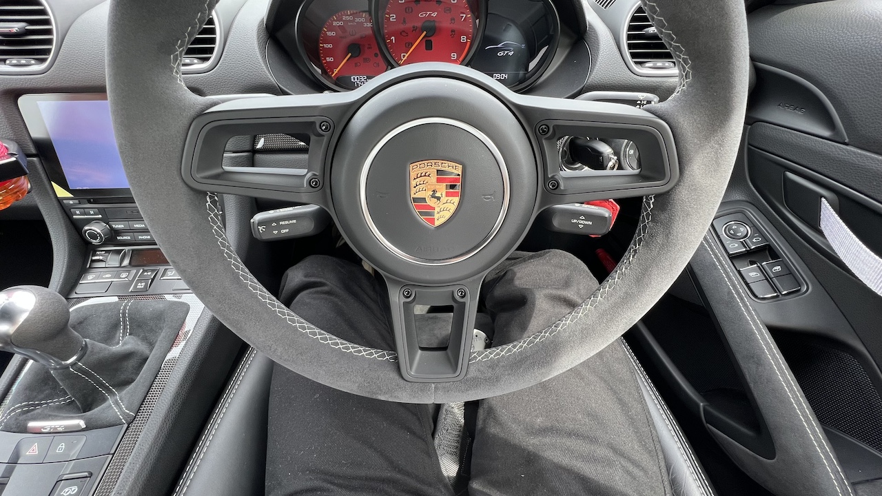 ポルシェ 718 Cayman GT4のステアリング