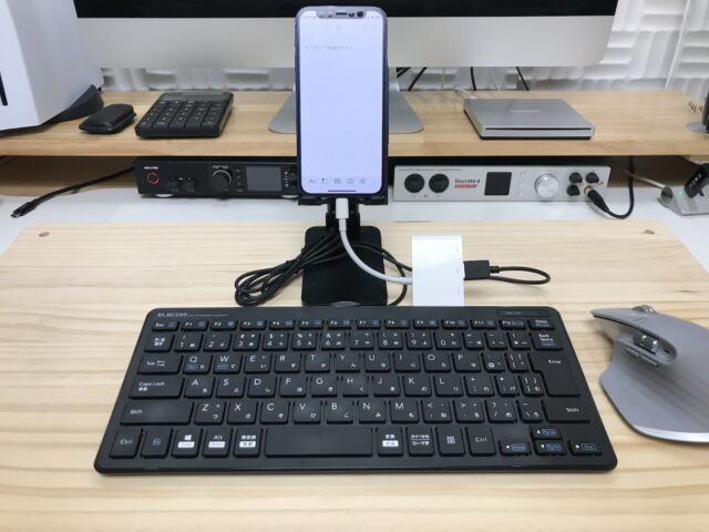 iPhoneにキーボードとマウスを繋いでパソコン風にしている様子