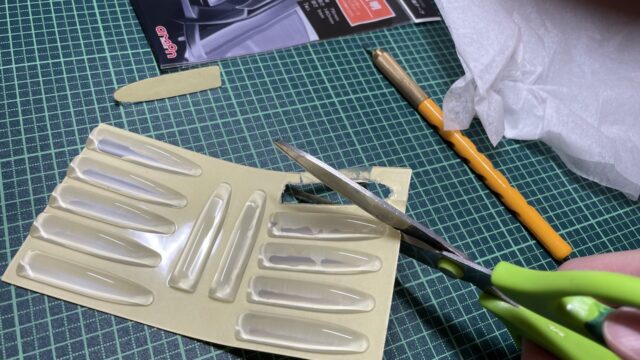 両面テープをハサミで切っている様子