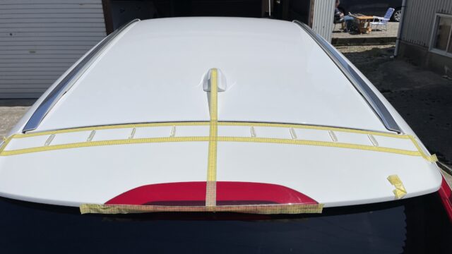 ルーフスポイラーにエアロフィンプロテクターを取付けている様子