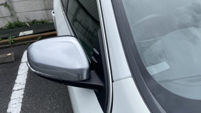 ドアミラーの付け根に黒色のエアロフィンプロテクターを取り付けた様子