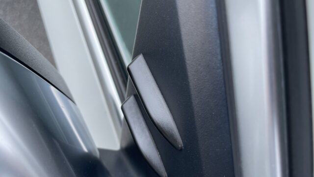 ドアミラーの付け根に黒色のエアロフィンプロテクターの近影
