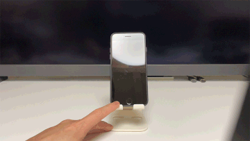 100均のスマホスタンドを揺らした様子
