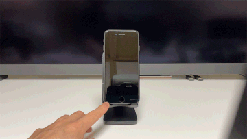 3COINSのスマホスタンドを揺らした様子