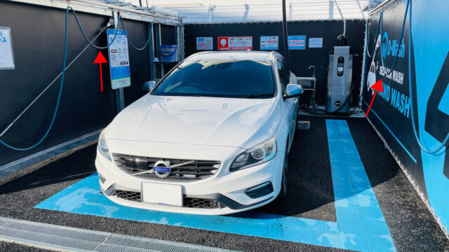 洗車ブース内の両サイドに設置されたホース