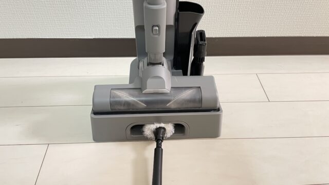 付属の静電モップを掃除している様子