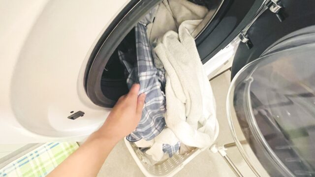 洗濯物を取り出す