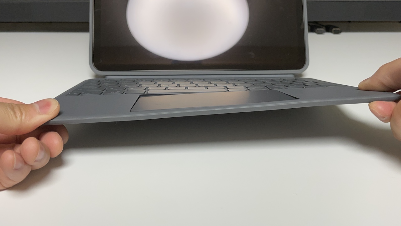 キーボードをしならせた様子