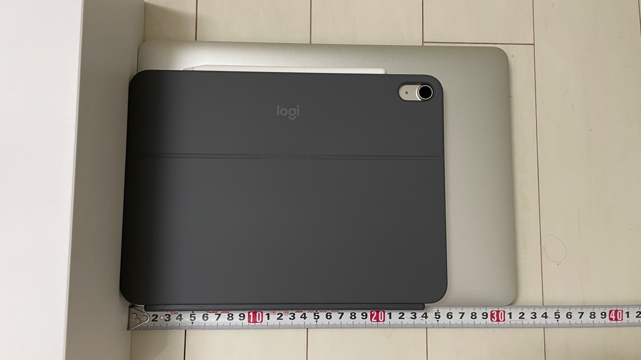 iPad AirとMacBook Pro13”のサイズ比較