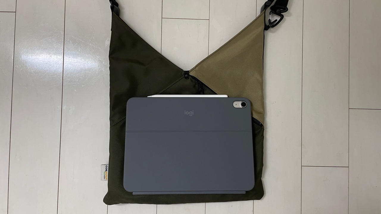 iPad Airと手持ちのショルダーバック