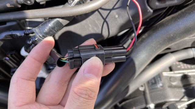右側サイドカバーのところにあるカプラー