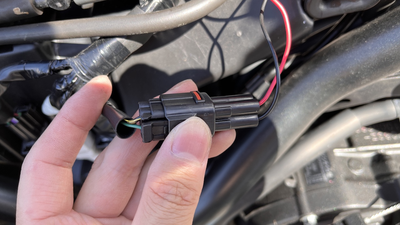 右側サイドカバーのところにあるカプラー