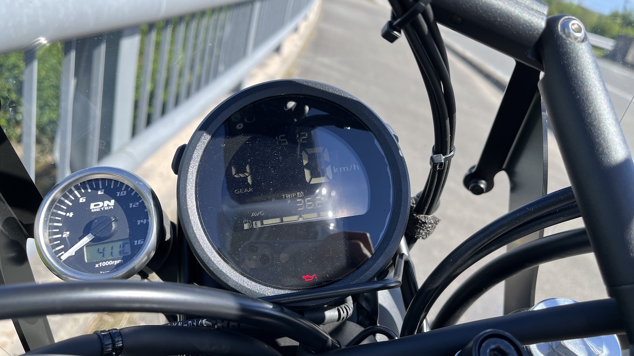 CL500のメーター(直射日光が当たっている様子)