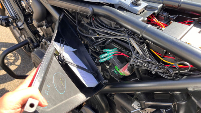 CL500の左側サイドカバーの中