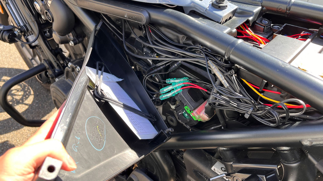 CL500の左側サイドカバーの中