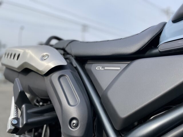 CL500のサイドカバーとマフラー