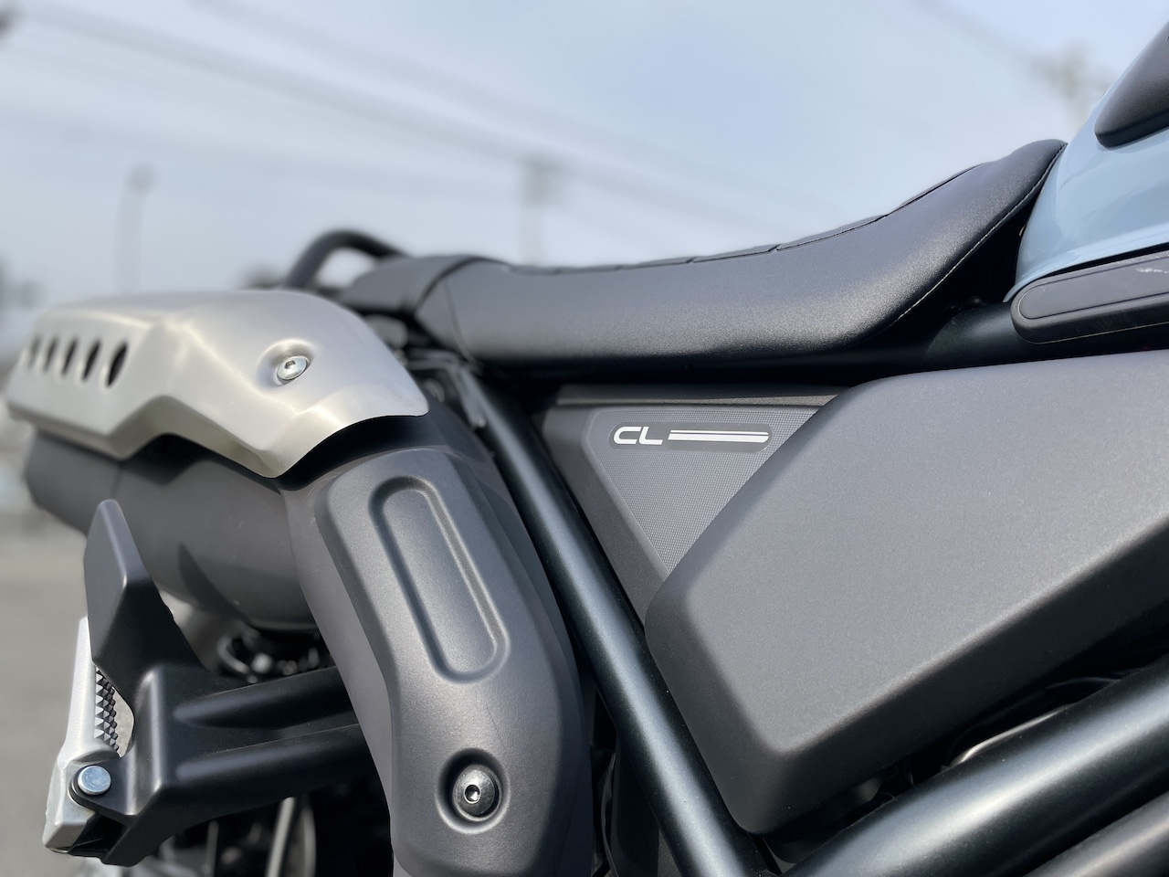 CL500のサイドカバーとマフラー