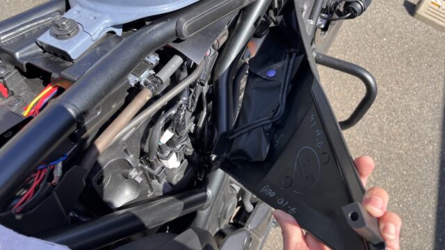 CL500の右側サイドカバーの中