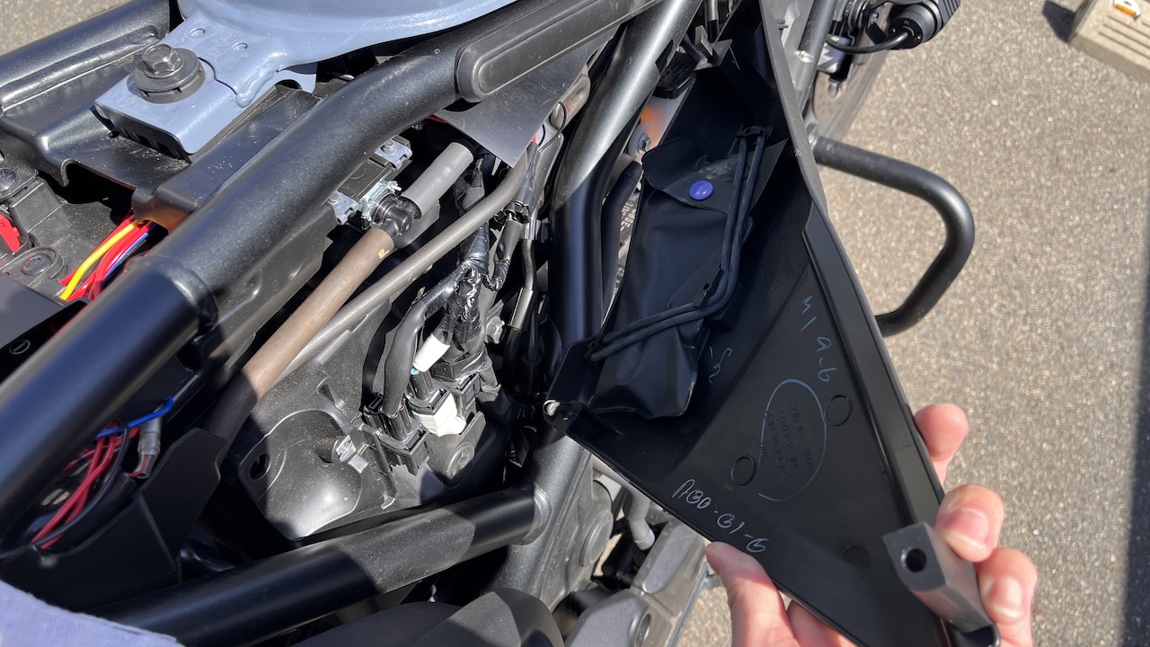 CL500の右側サイドカバーの中