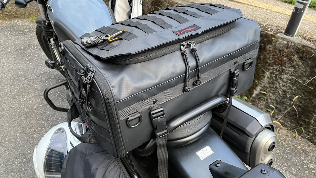 イージーリングベルトを使ってCL500のシートにシートバッグを取り付けた様子