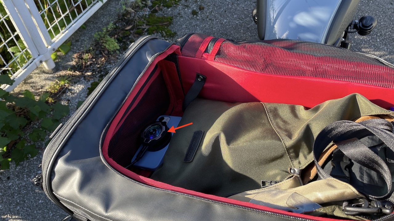 シートバックにペルチェ冷却付充電器を入れた様子