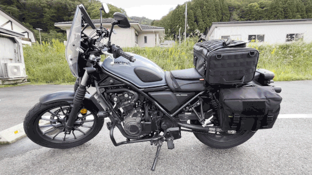 スタンドを立てたままバイクに乗車
