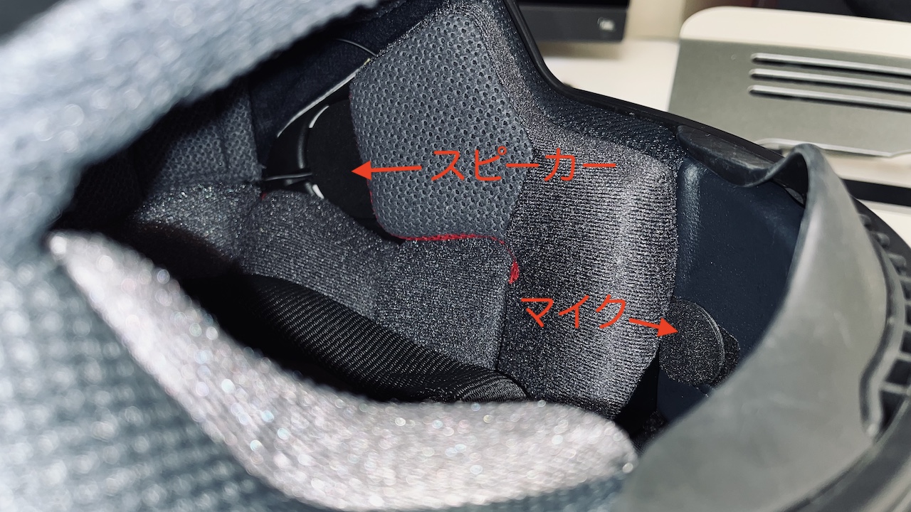 インカムのスピーカーとマイク