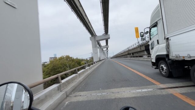 低い橋の欄干