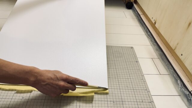 カッターで余白を切り落とし