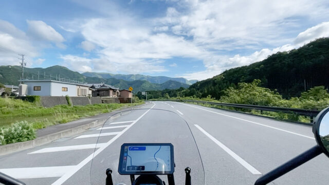 山あいの道