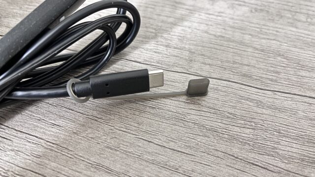 USB-Cに端子の保護キャップを取り付けた様子