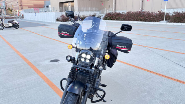 ZETAハンドウォーマーをバイクに取り付けた様子